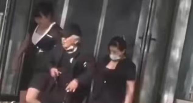 北京，60多岁大爷到按摩店点了2名女技师为其同步服务，可谁知在按摩过程中，大爷突