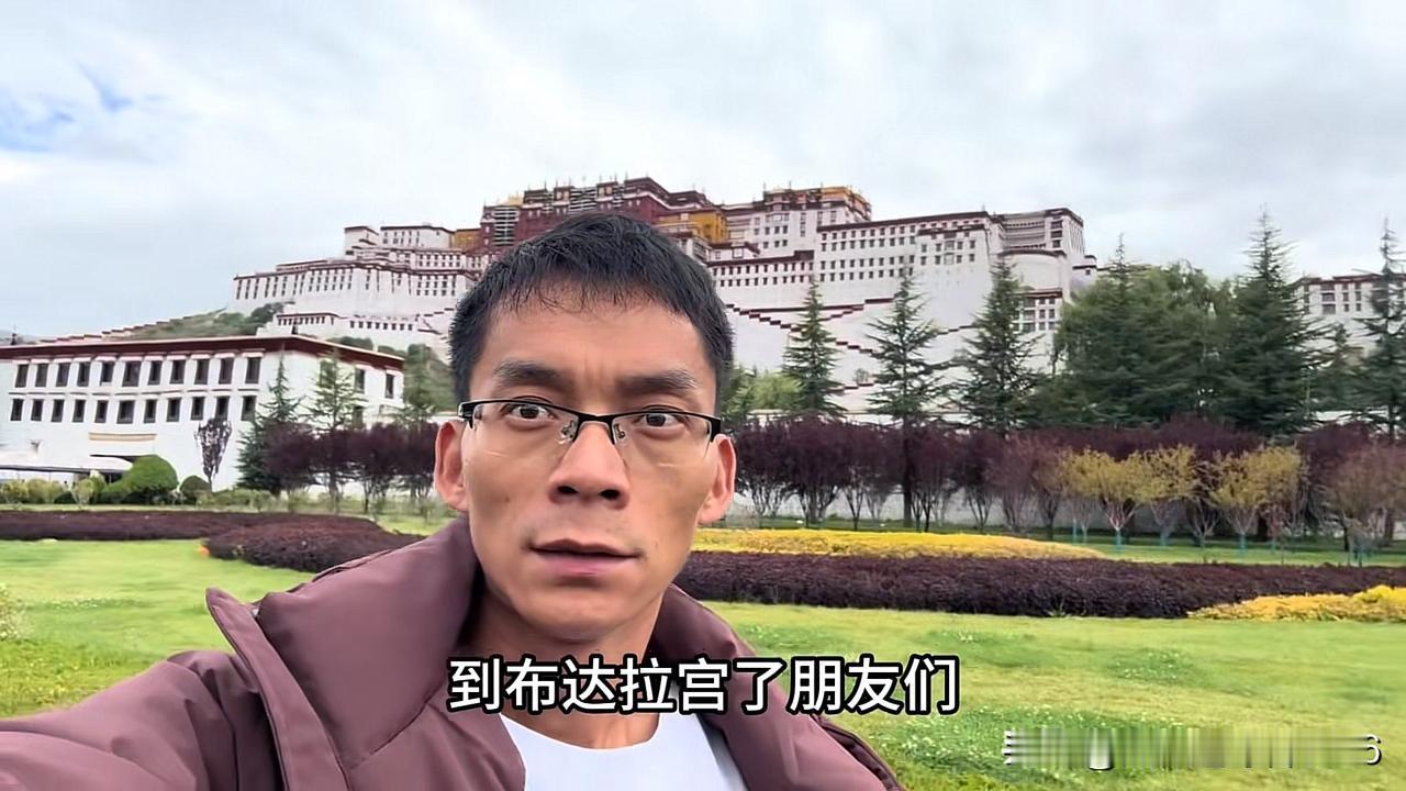 唐尚珺这几日视频断更，原来他自驾去西藏了。
他开着一辆有十年车龄的老车独自进藏，