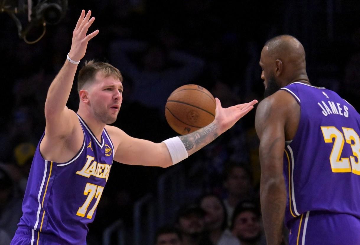 詹姆斯现在在湖人也太卑微了吧，今天湖人在主场大胜国王，结束三连败。赛后詹姆斯接受