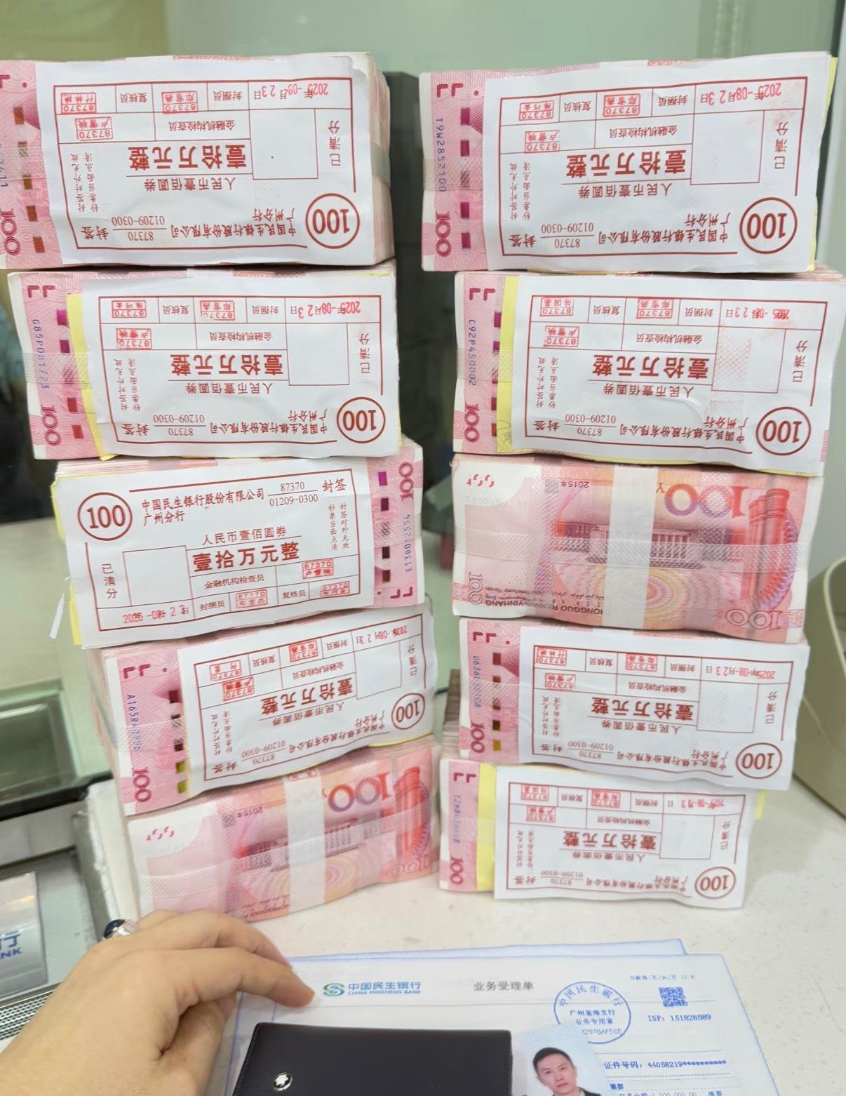 男子高铁上摆现金炫富辱骂乘警谁家有钱人坐高铁带现金啊💰我都怀疑这钱来路不明正常