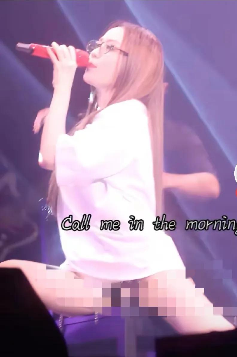 张靓颖明明是靠实力出名的，现在的她开演唱会，总是玩擦边来吸人眼球。
好好的唱歌其