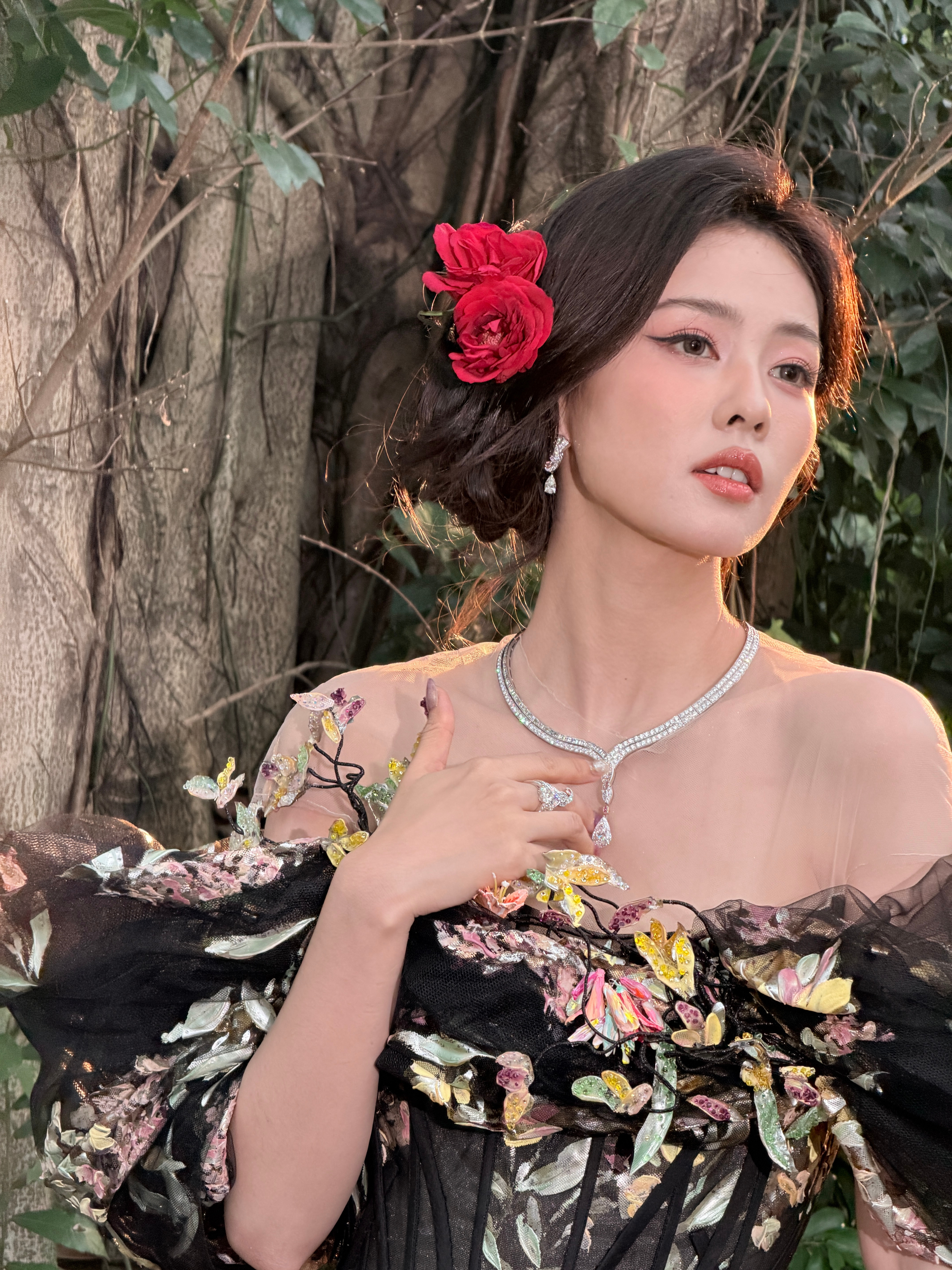 白鹿粉发被起哄抱头逃走白鹿 在复制粘贴的时代，你是手写的诗