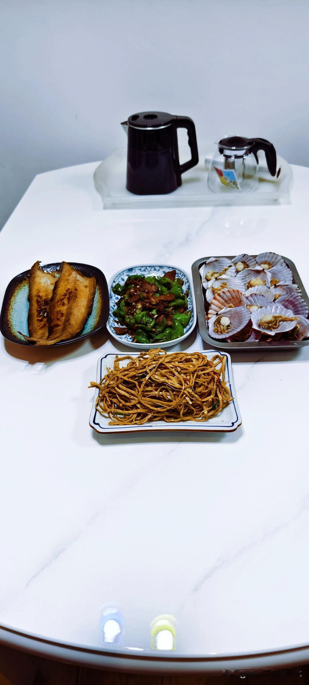 今天下午孩子休息，来这边忙了一下午，晚上做了几个菜，家人们一起吃饭，青椒炒肉，清