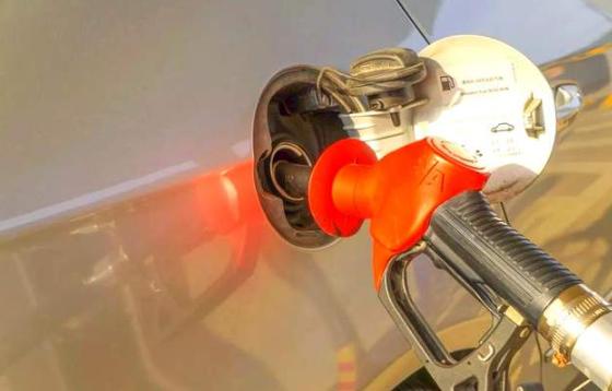 国际油价全球暴涨动荡多国陷入供应危机，为何我国反而迎来年内首次油价下调，这份安稳