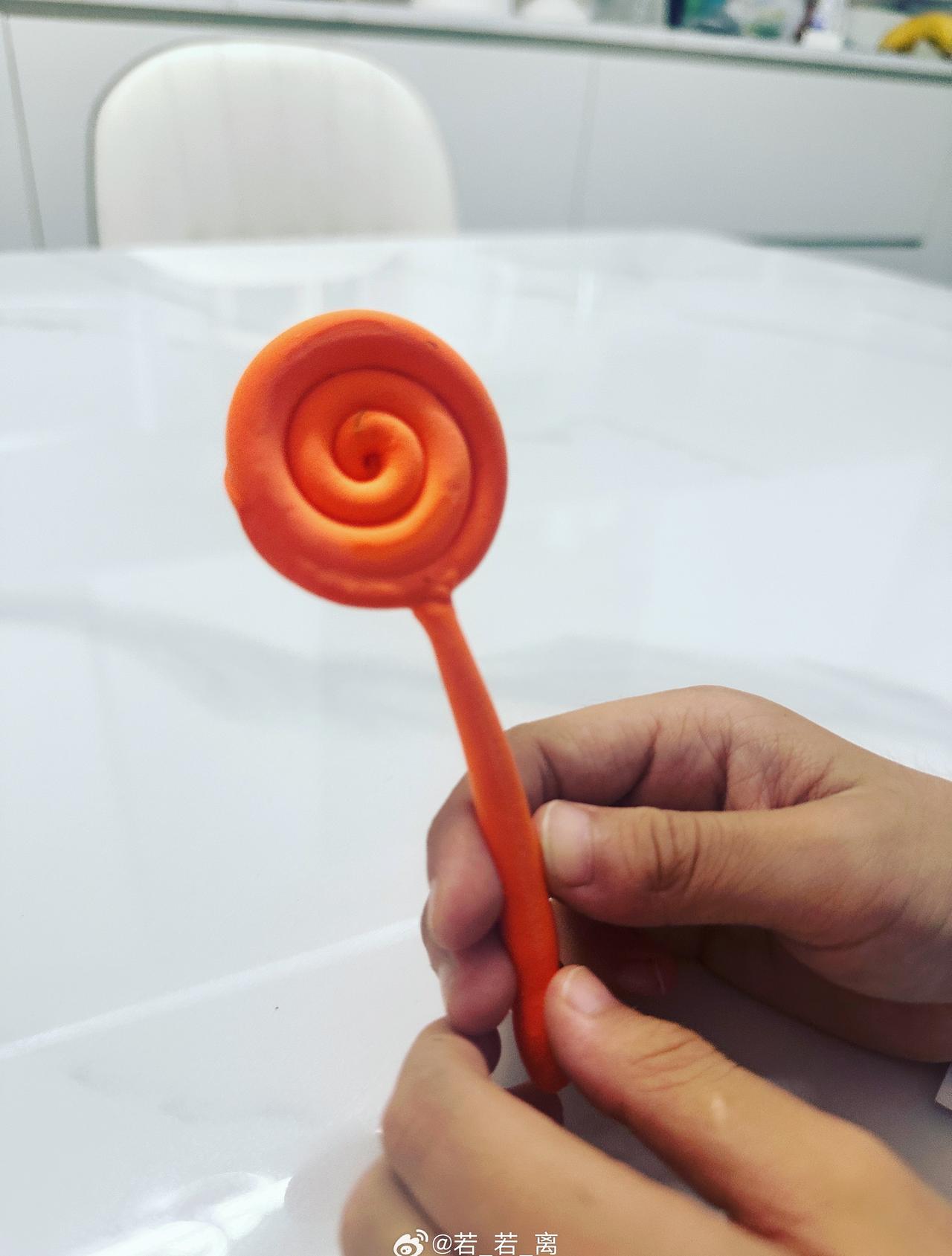 昨晚，娃突然对着他正打游戏的老爸来了一句：“爸爸，你是不是隐形富豪，故意装穷考验