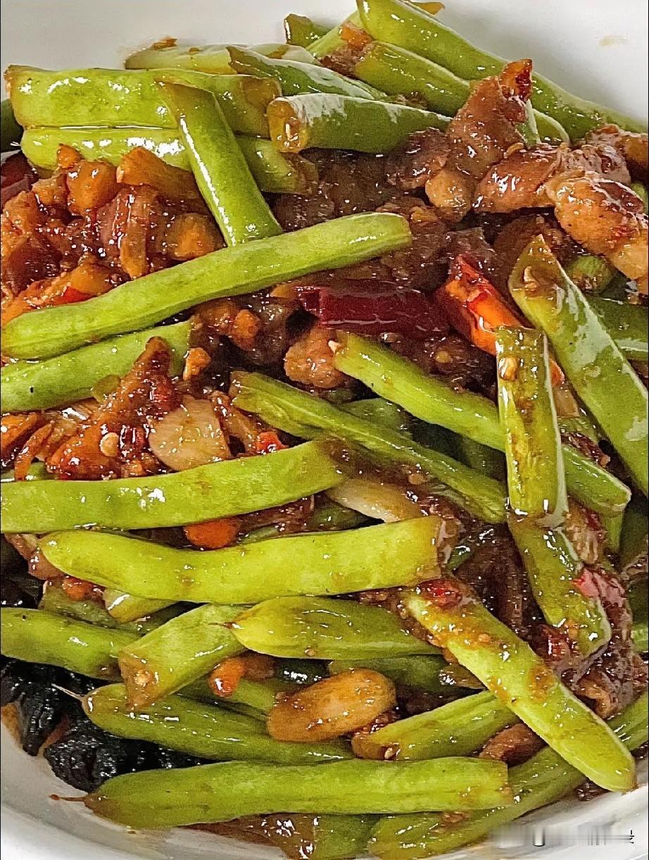 长豆角是盛夏天赐的食材。母亲挑选豆角向来有自己的章法，只选色泽鲜绿、捏起来紧实不