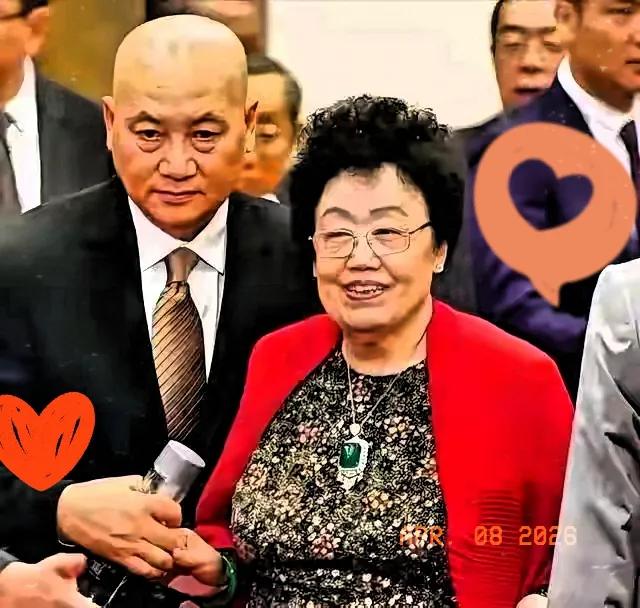 85岁女首富临终前，

在病床上签署了最后一份文件，

并非遗嘱，而是将一座紫檀