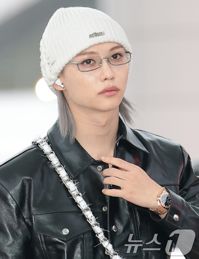 今日机场捕获一枚Felix！随性穿搭自带氛围感，每帧新闻图都帅到心巴上✨ 