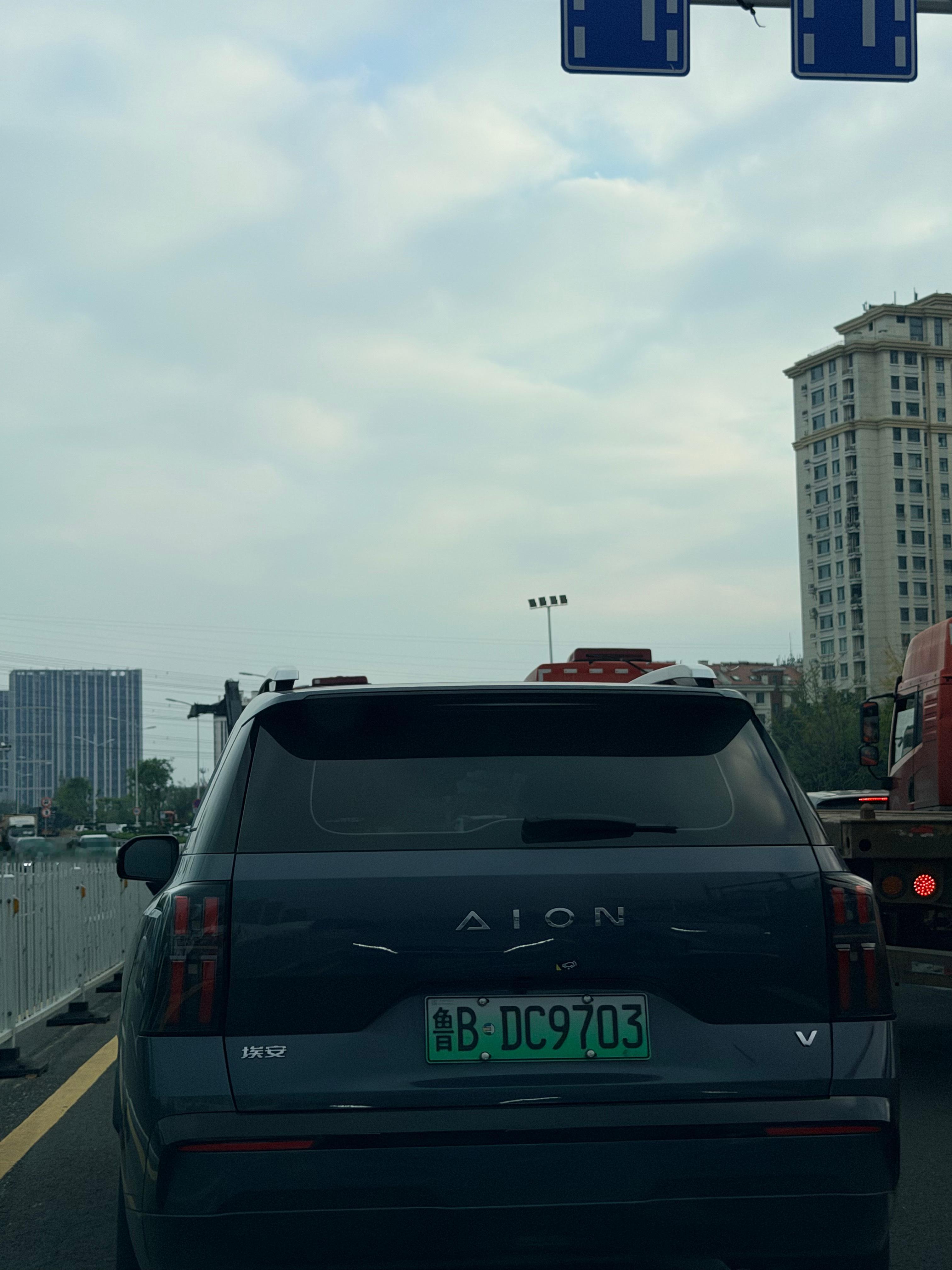 说实话，这个车型（埃安V）在你的城市常见么？我在青岛很不常见，差点以为看错了[允