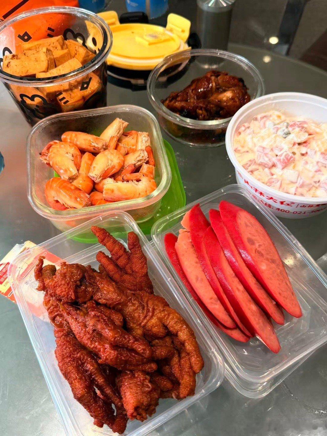 今天中午吃冷菜。 