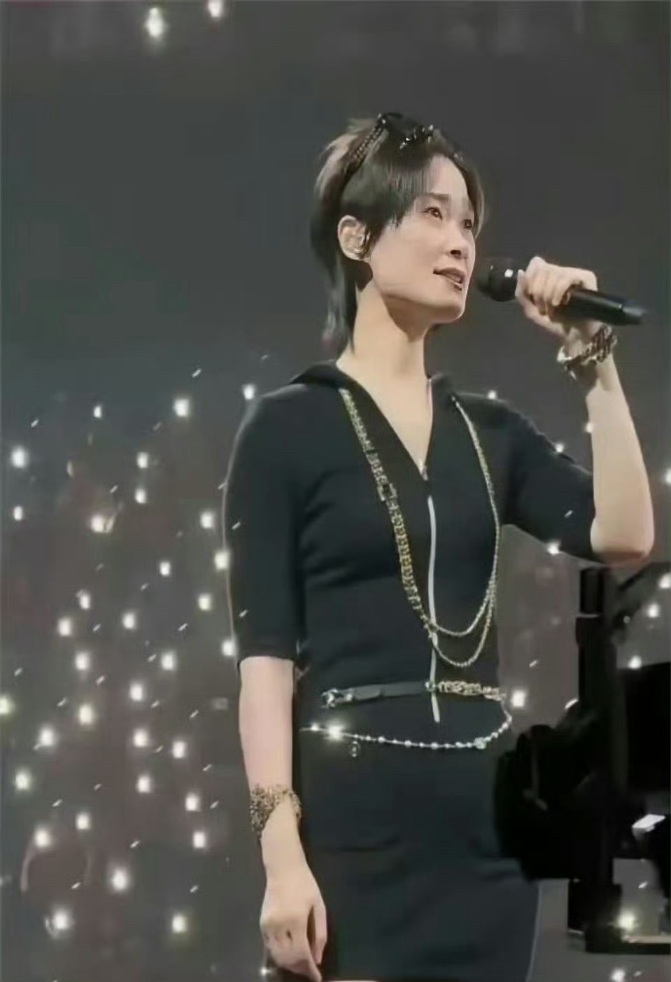 这是我第一次看到打底裤比裙子还长。难怪李宇春出道这么多年没有负面新闻。 