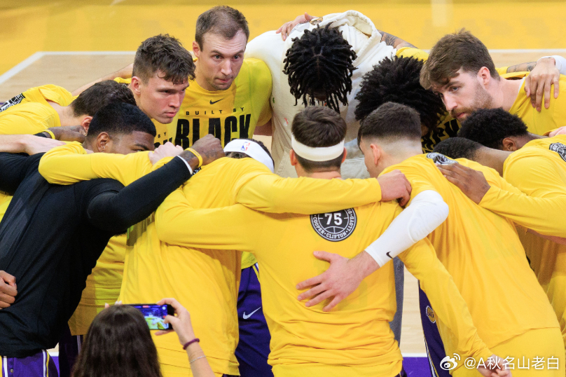 今日，湖人官方发布了明日比赛的伤病报告。无人上榜伤病报告，湖人将全员健康出战。湖