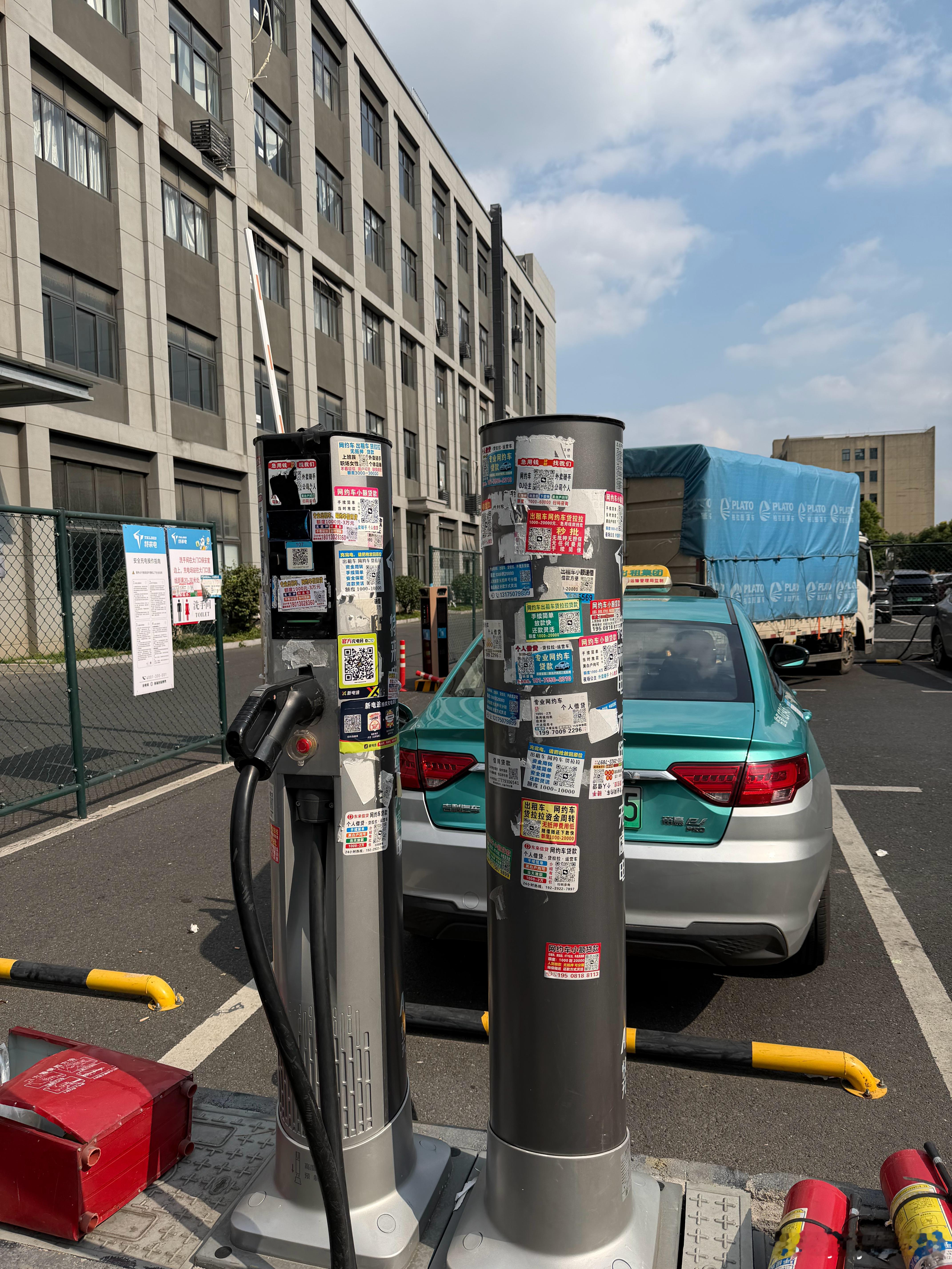 眨眼一看还以为是充电桩的装饰，结果全是小广告[泪奔][泪奔][泪奔]充电桩 ​​