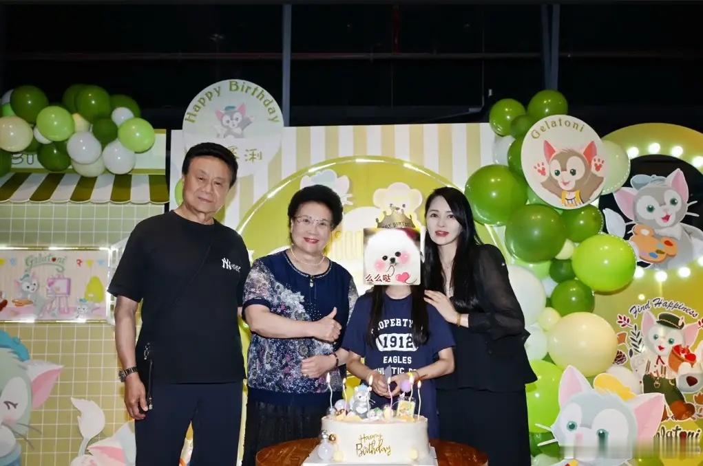 伊能静为女儿办10岁生日宴，秦昊和爸妈都到场陪伴，米粒大名公开 