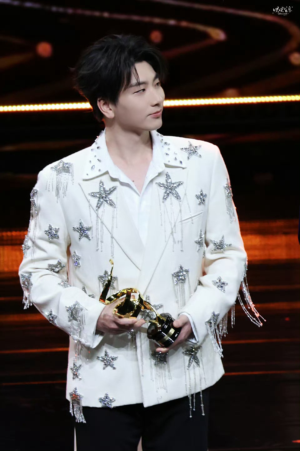 蔡程昱把星光穿身上微博文化之夜自带高光登场！蔡程昱身着星光白西装亮相微博文化之夜