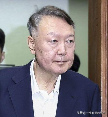 4日，韩国前总统尹锡悦因涉嫌妨碍公调处执行逮捕令等罪名，一审被判有期徒刑5年，其