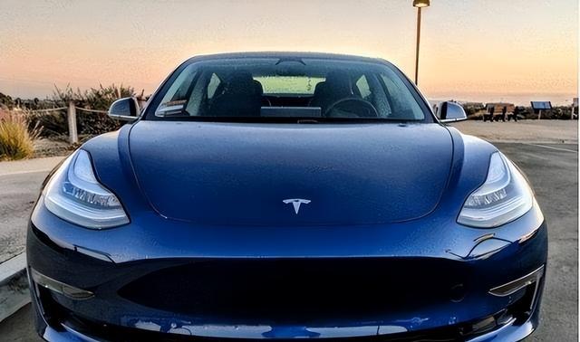 特斯拉和比亚迪的差距有多大？一位跑了二十多年货运的老司机在服务区跟我说，你别看那