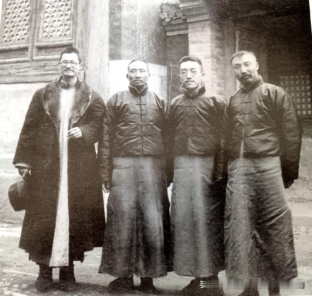 北平1920：北大四大名师聚首西山卧佛寺
 
这张黑白老照片拍摄于1920年3月