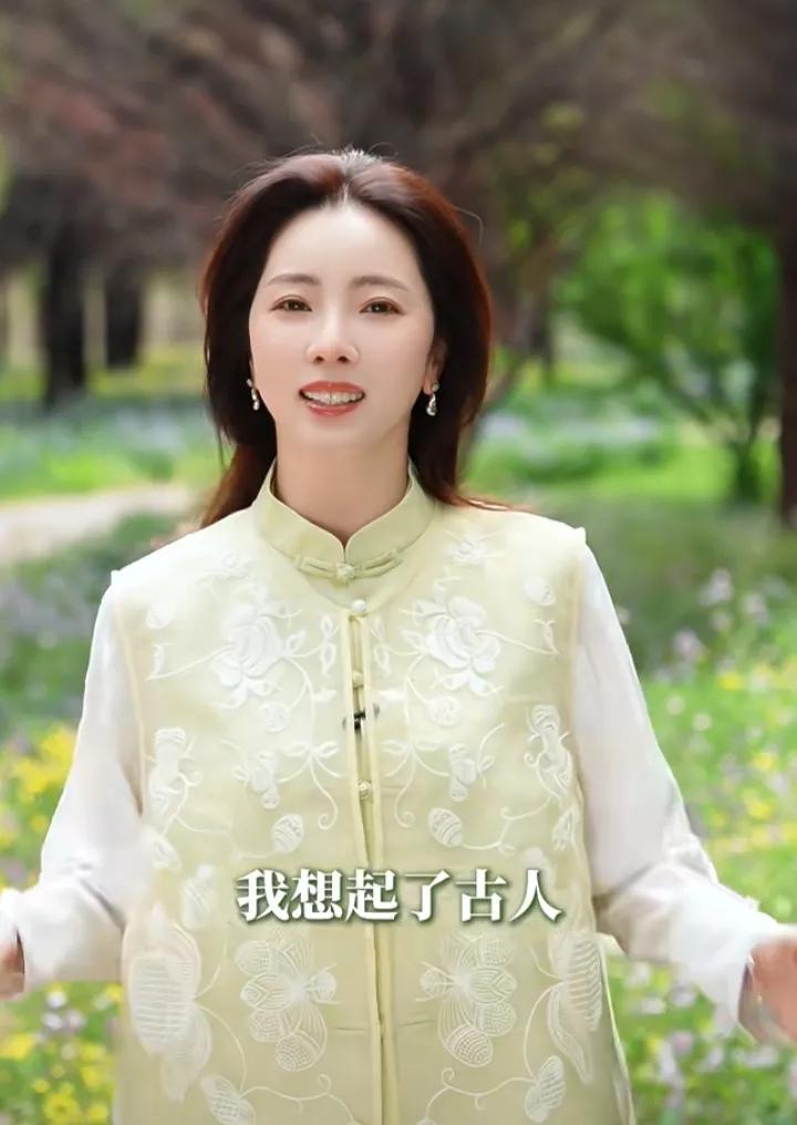 李思思：一身淡绿色新中式刺绣马甲搭配白衬衫，站在花草间温婉灵动。

离开央视的她