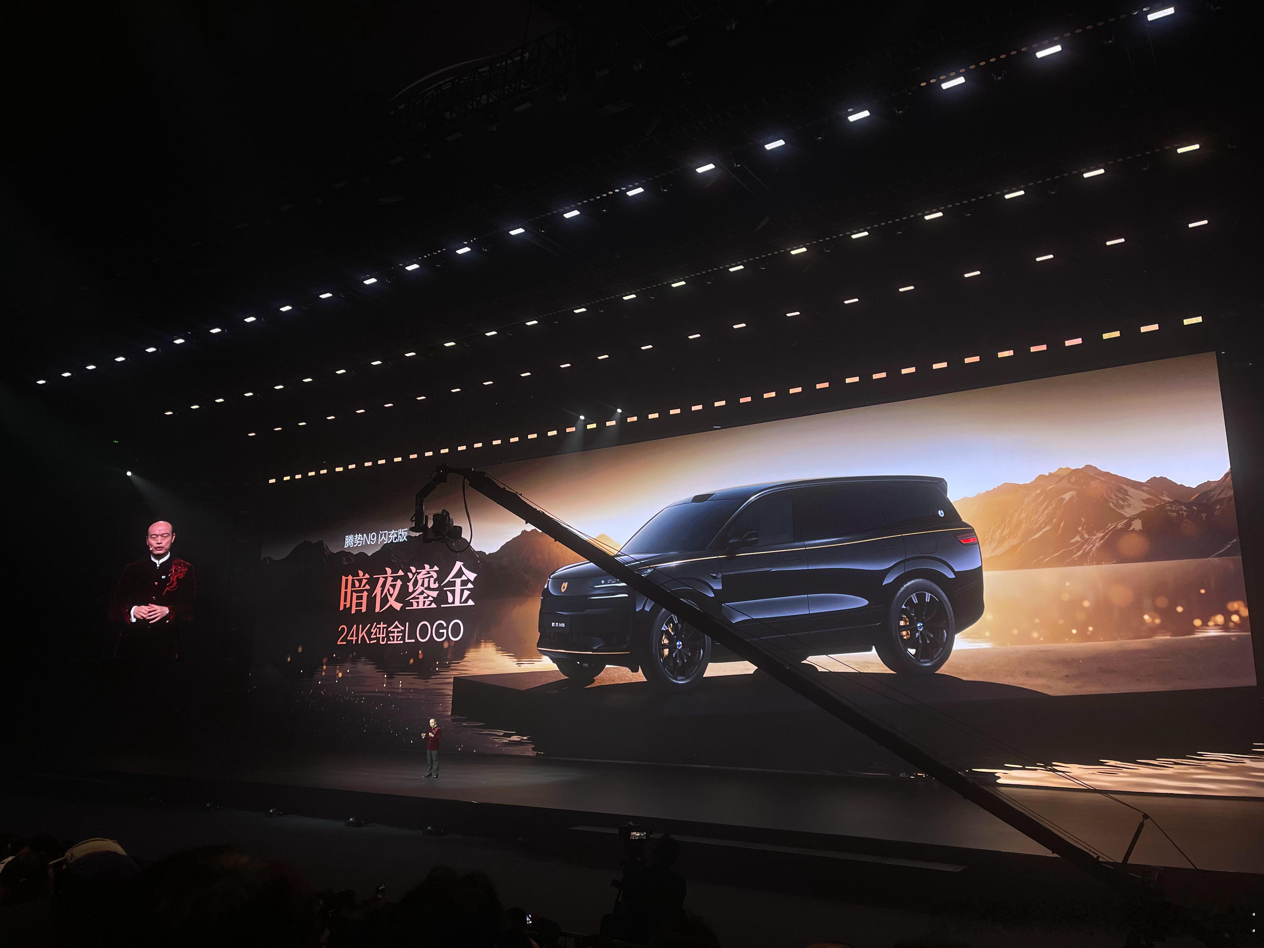 王力宏惊呼闪充改变世界这个鎏金配色有意思logo是24K纯金大家知道有多少克纯金