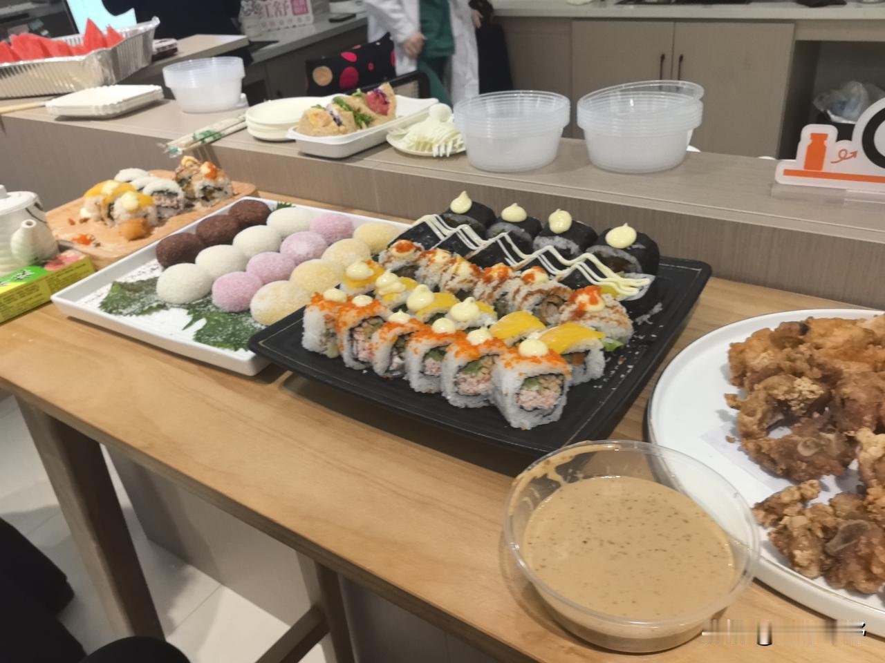 寿司和炸鸡搭配，简直是味蕾的极致享受！之前看Boki吃播，酸甜炒面、酥脆炸鸡和豪