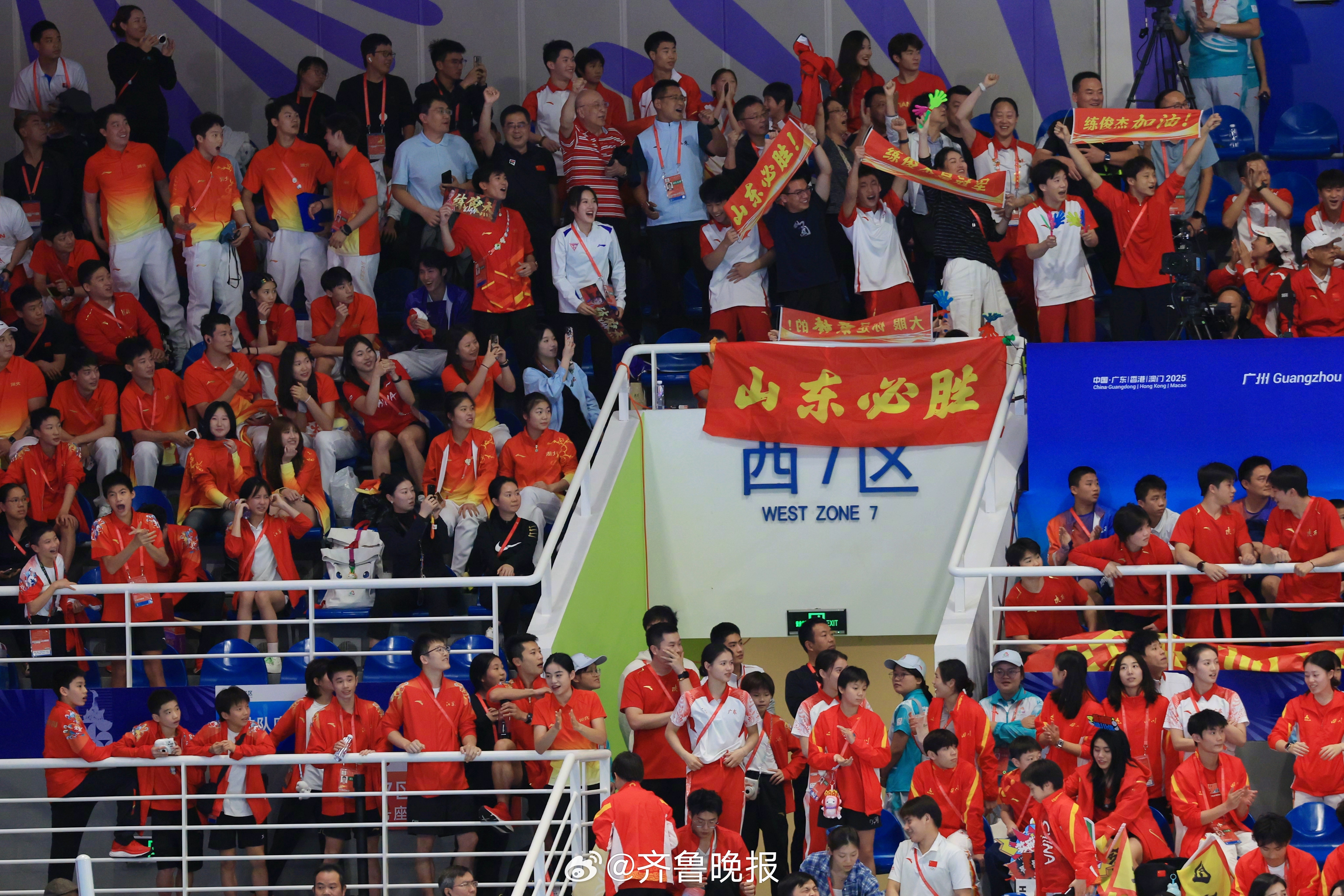 【十五运跳水男子10米跳台决赛练俊杰夺金】11日晚，十五运跳水男子10米跳台决赛