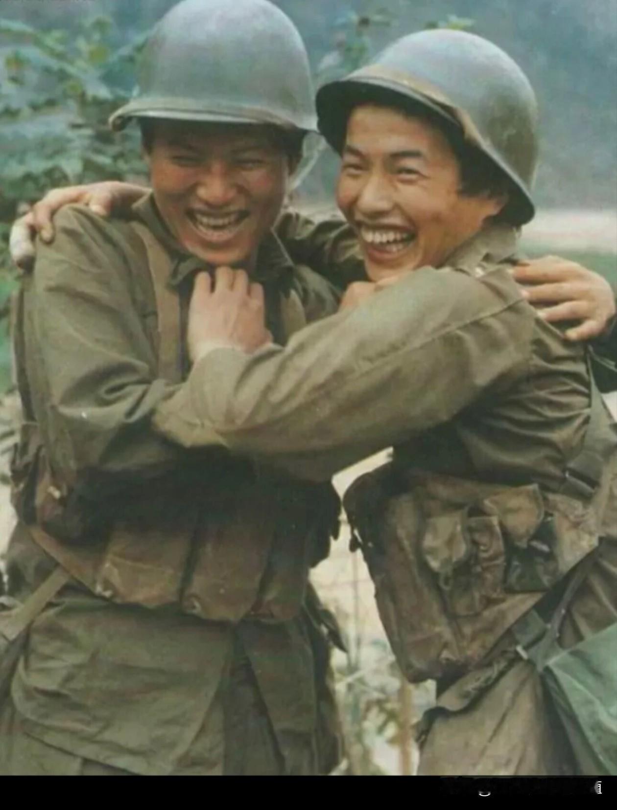 明知道危险就在前面，
也许迈出一步就要牺牲，
但他们没有退缩！
面带灿烂的笑容，