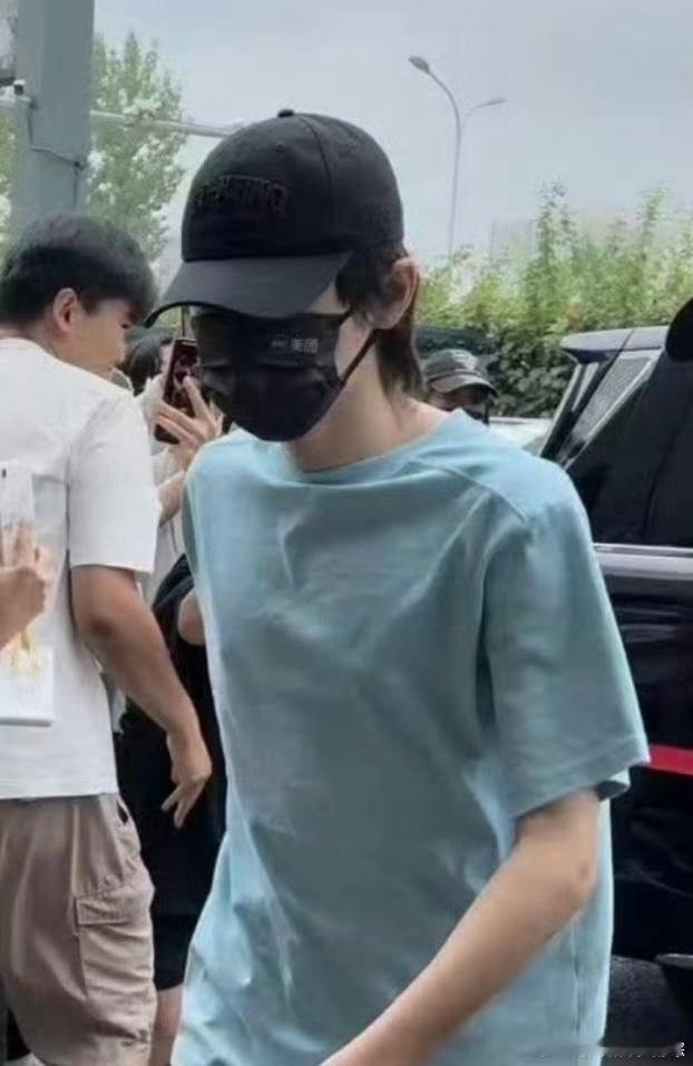 #宋亚轩把衣服穿反了# 宋亚轩把衣服穿反了，然后自己微博上线回应：别问，问就是设