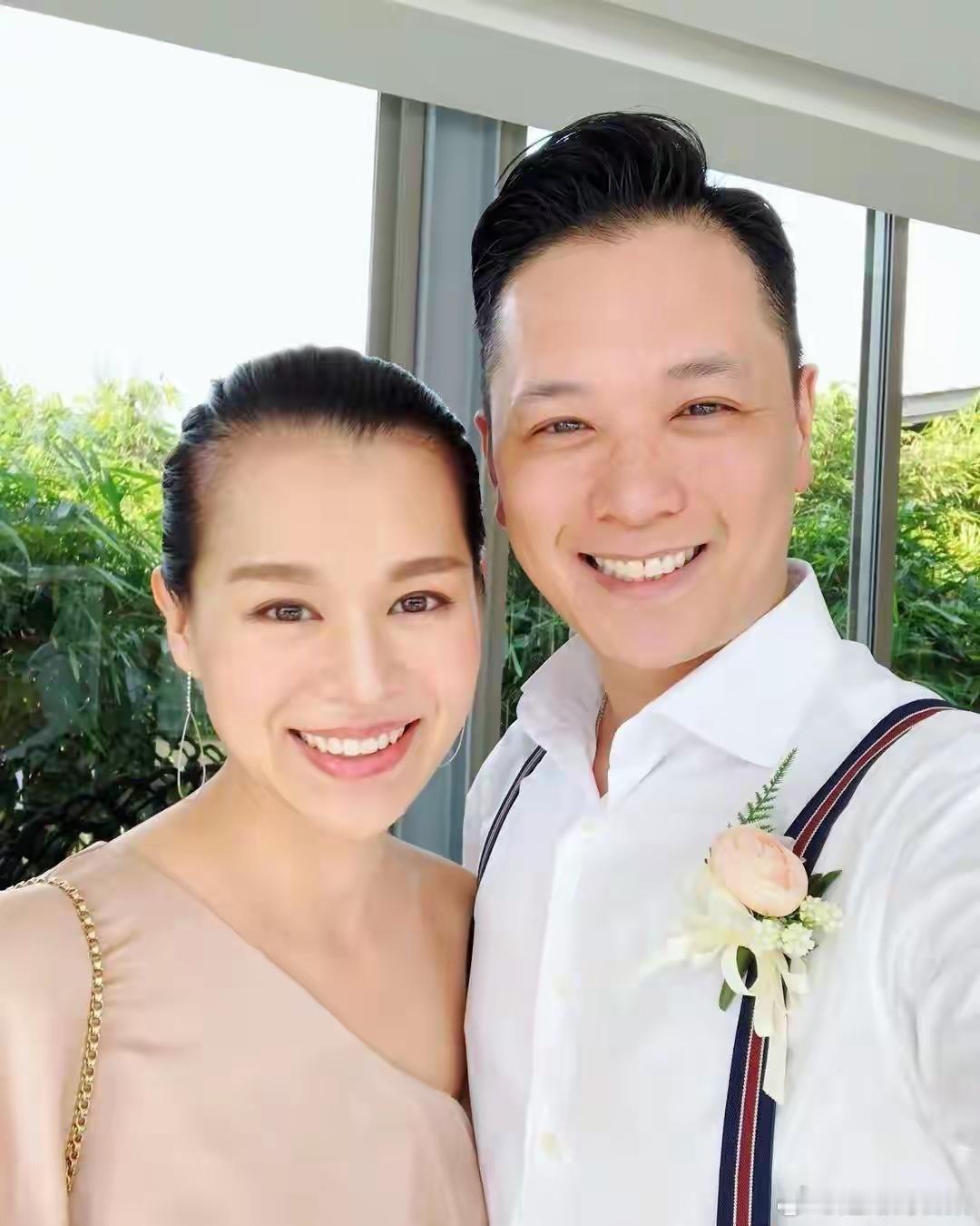 胡杏儿现任与旧爱世纪同框，李乘德主动挥手，黄宗泽热情拥抱 
