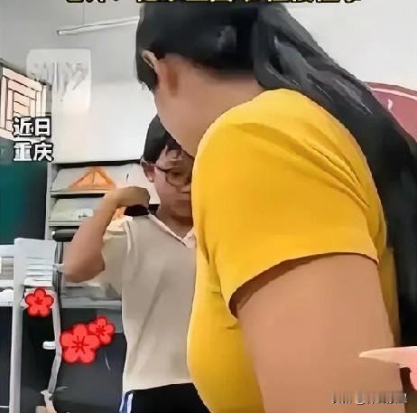 女老师一问一答温暖人心：学生一周只穿一件短袖，老师悄悄递给孩子一袋衣服，师德师风