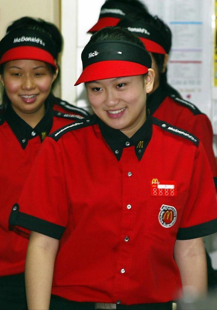 佩通坦变化真的好大啊！从婴儿肥打工妹到美女总理的完美蜕变~

这张照片拍摄于20