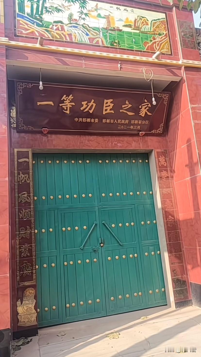 它代表着英雄为国家和人民做出的巨大贡献。这些功臣在战场上奋勇杀敌，用生命捍卫和平