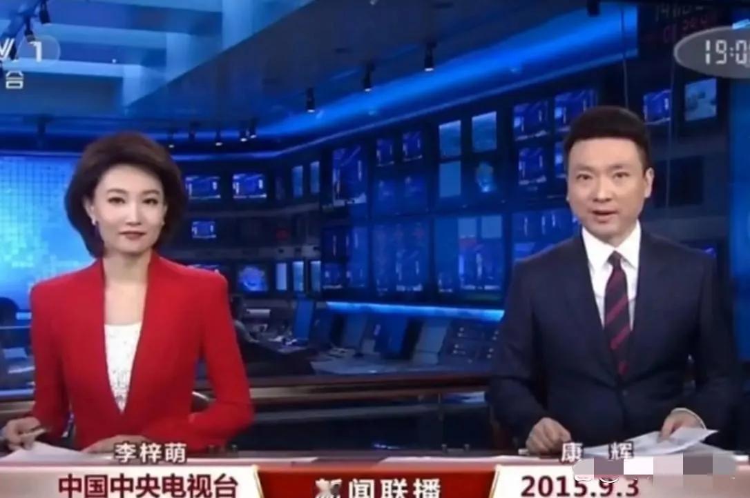 10年过去了，两位主播的容貌与发型几乎没啥变化呀：康辉依旧疏眉朗目，沉稳干练；李