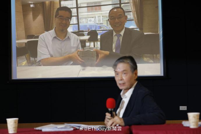 前天周一25日，金溥聪公布了萧旭岑从韩萤焕手里接收钱的照片(图1，2023年10