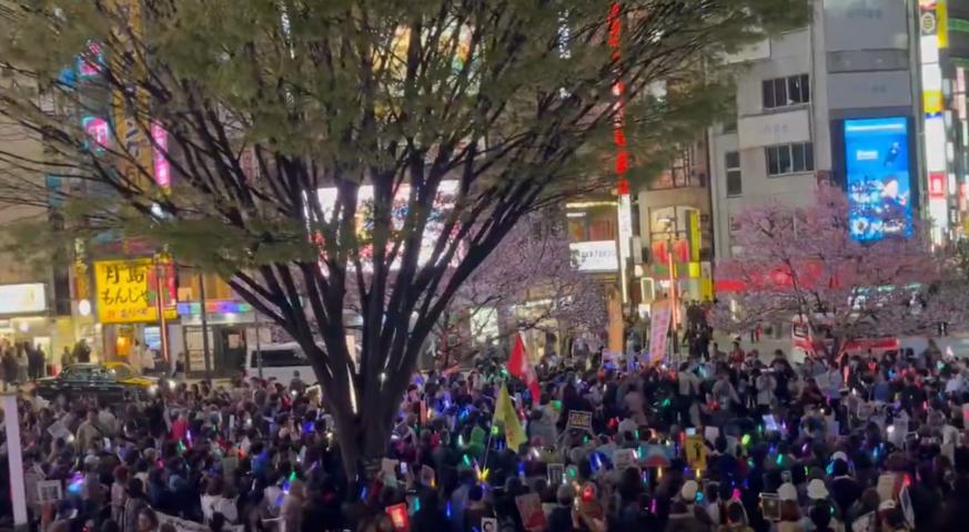 还是有清醒的民众，日本民众举行抗议集会：高市道歉！小泉道歉！中国对不起！基本上是