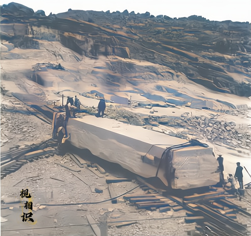 1952年，青岛，“人民英雄纪念碑碑心石”的运输过程老照片，这块完整的花岗岩刚开...