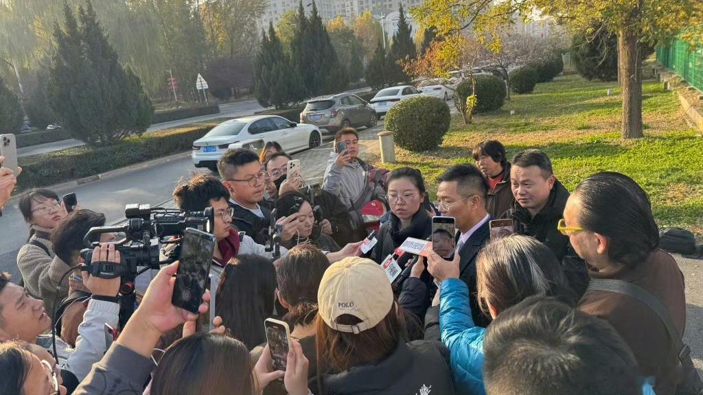 今年正月初二，因自家的狗咬人被摔死，山西长治市一家多人破锁、砸窗，侵入打狗一方的