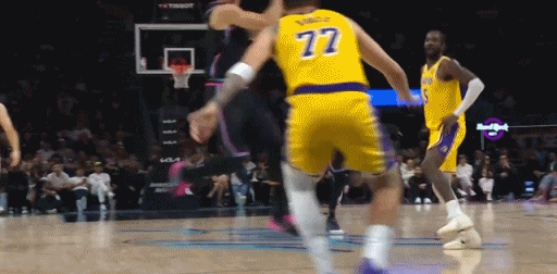 雷迪克这个逆天挑战！

艾顿封盖拉尔森，裁判初判给的热火前场球。

雷迪克不服，