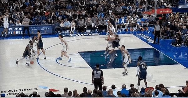 NBA100个球员做这个动作，
欧文绝对是最飘逸那个。

今天独行侠对阵雷霆，欧
