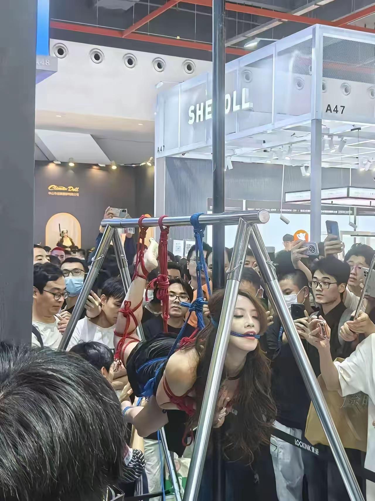 第一眼看见时，心里挺难受的，是什么让这个女生丢下尊严，在众目睽睽之下被五花大绑的