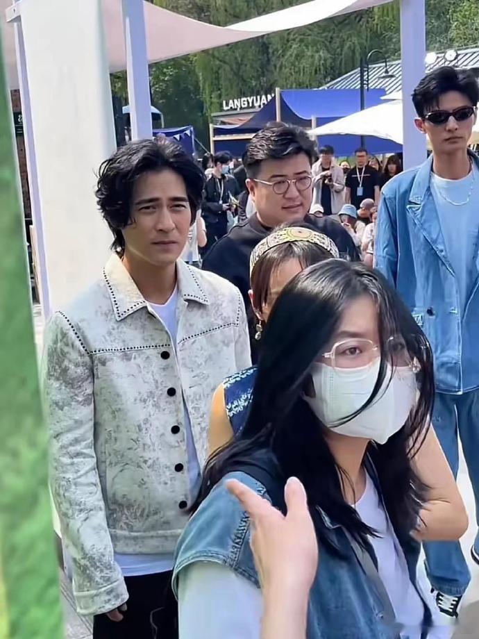 周渝民老了既没有本山化，也没有倪大红化，反而成了梁朝伟。 ​​​