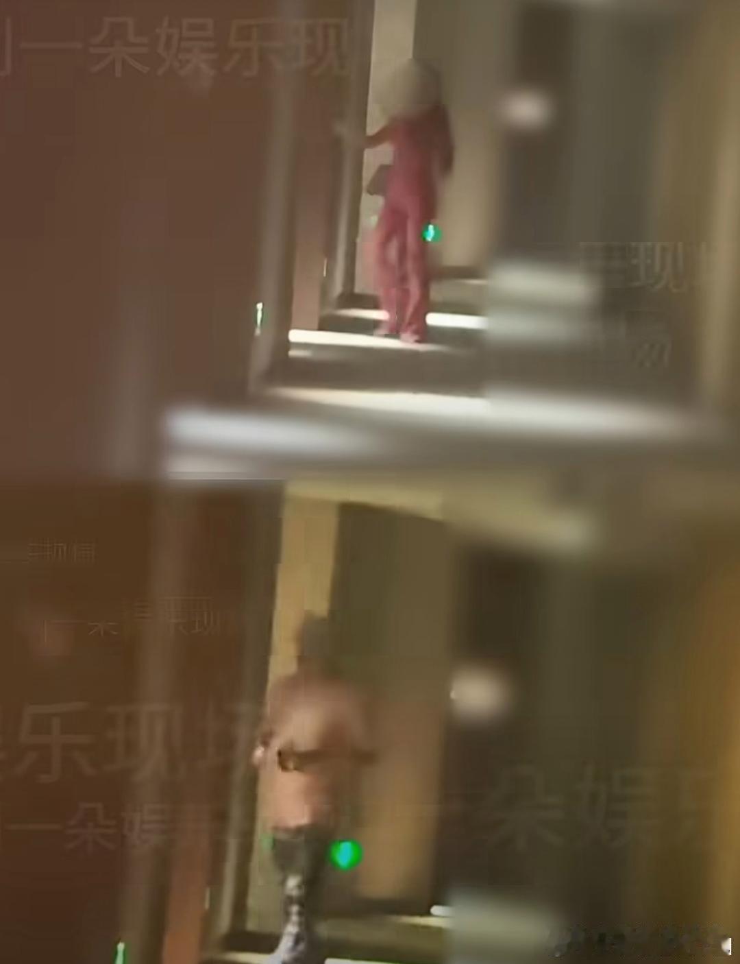 曝包贝尔出轨有八卦媒体曝出疑似包贝尔出轨视频，包贝尔与一美女一同吃火锅，之后该女