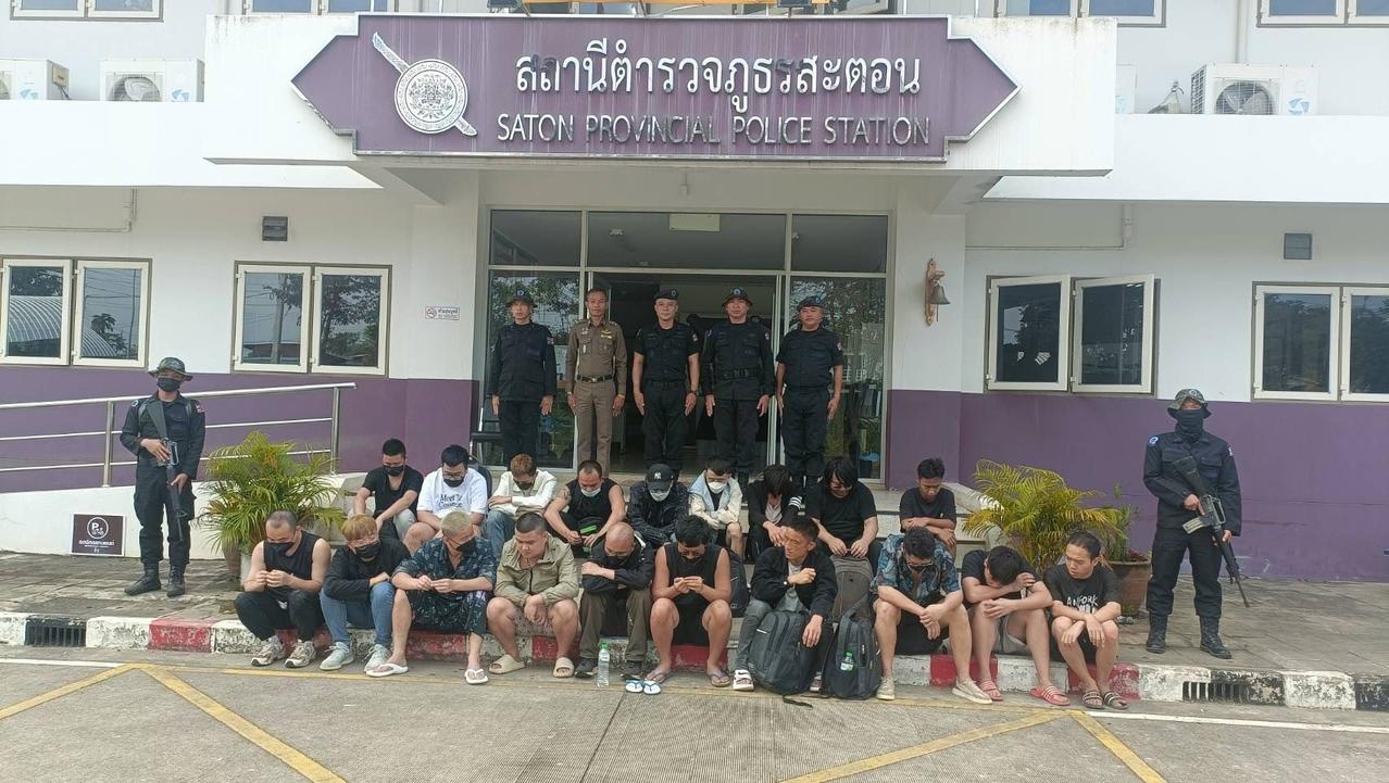 泰国皇家海军于12月17日在尖竹汶府边境逮捕了19名涉嫌网络犯罪的外国公民。此次