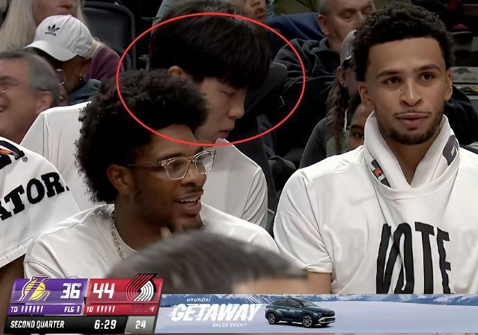 在NBA打球的中国篮球队员杨瀚森，今天又被招回来。第一排都坐不上，今天杨瀚森只是