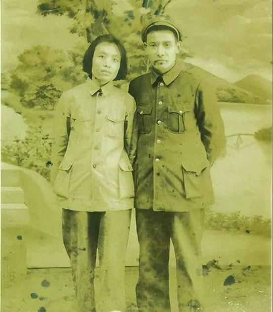 他原本是军区司令，先后降职给洪学智、曾泽生当副手，不计较职务
“1946年正月初