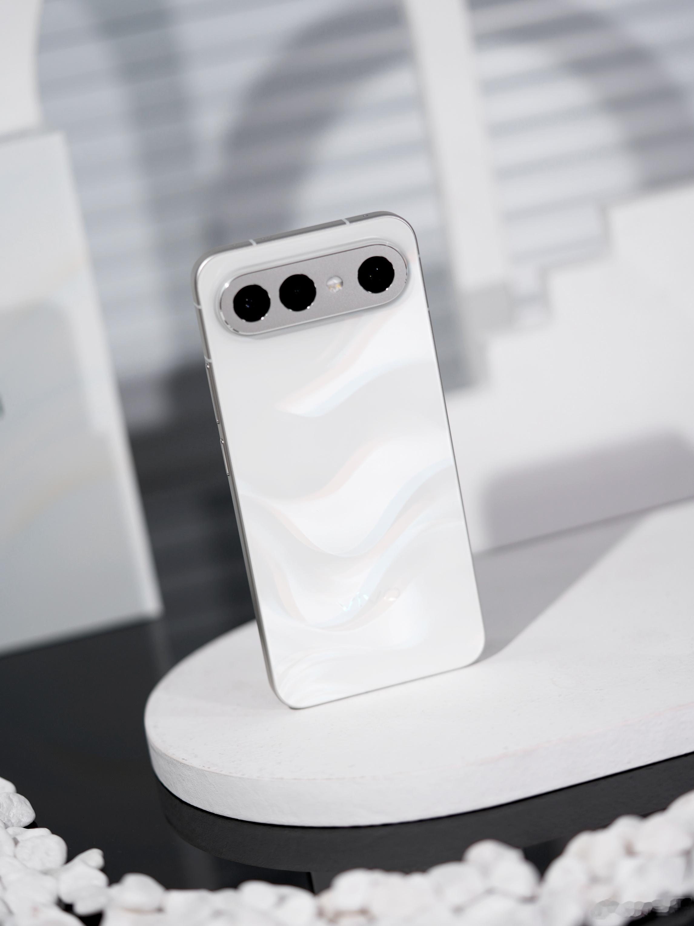 白色同样可以不简单，vivo S50 Pro mini「告白」配色，转动它就能在