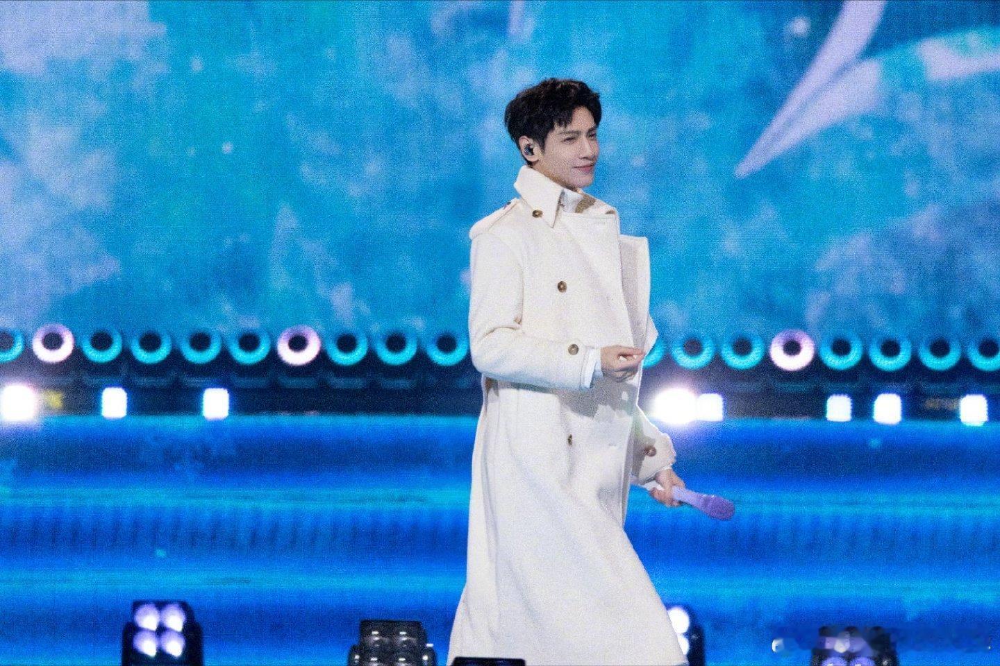 罗云熙好一张国泰民安的脸春晚 这张脸太适配央视审美了！罗云熙首登春晚唱响《立上游