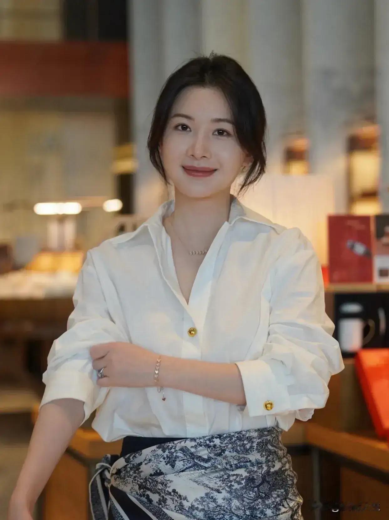 优雅白衬衫搭配印花裙，都市女性时尚穿搭