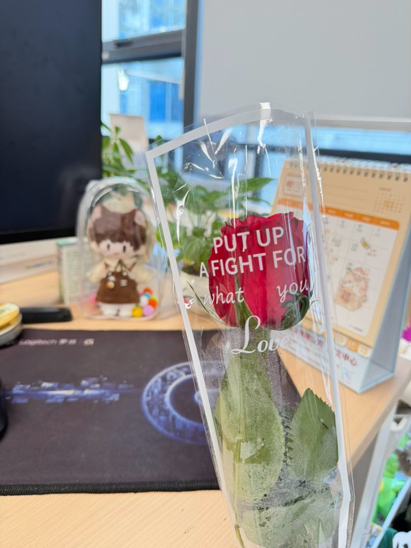 周深  公司福利，一回到工位就有一枝玫瑰等着🌹心情美美哒🥰 