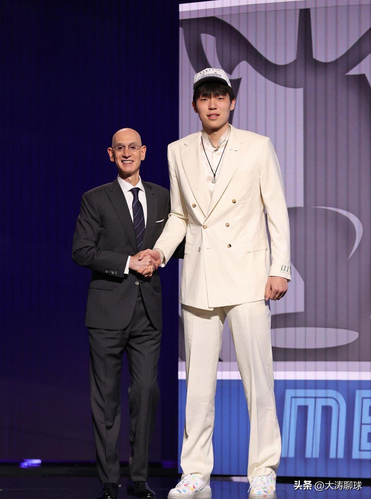 现在的杨瀚森回到CBA是什么水平！今天杨瀚森代表开拓者出战10分45秒，5中1拿